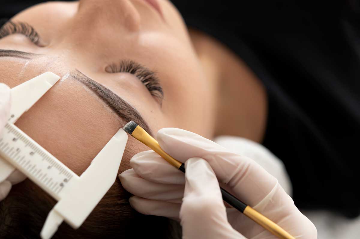 beautician-working-client-s-eyebrows11